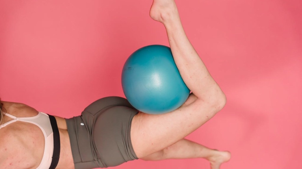 普拉提運動亦運用不少小工具，讓老人家更容易感受肌肉活動。